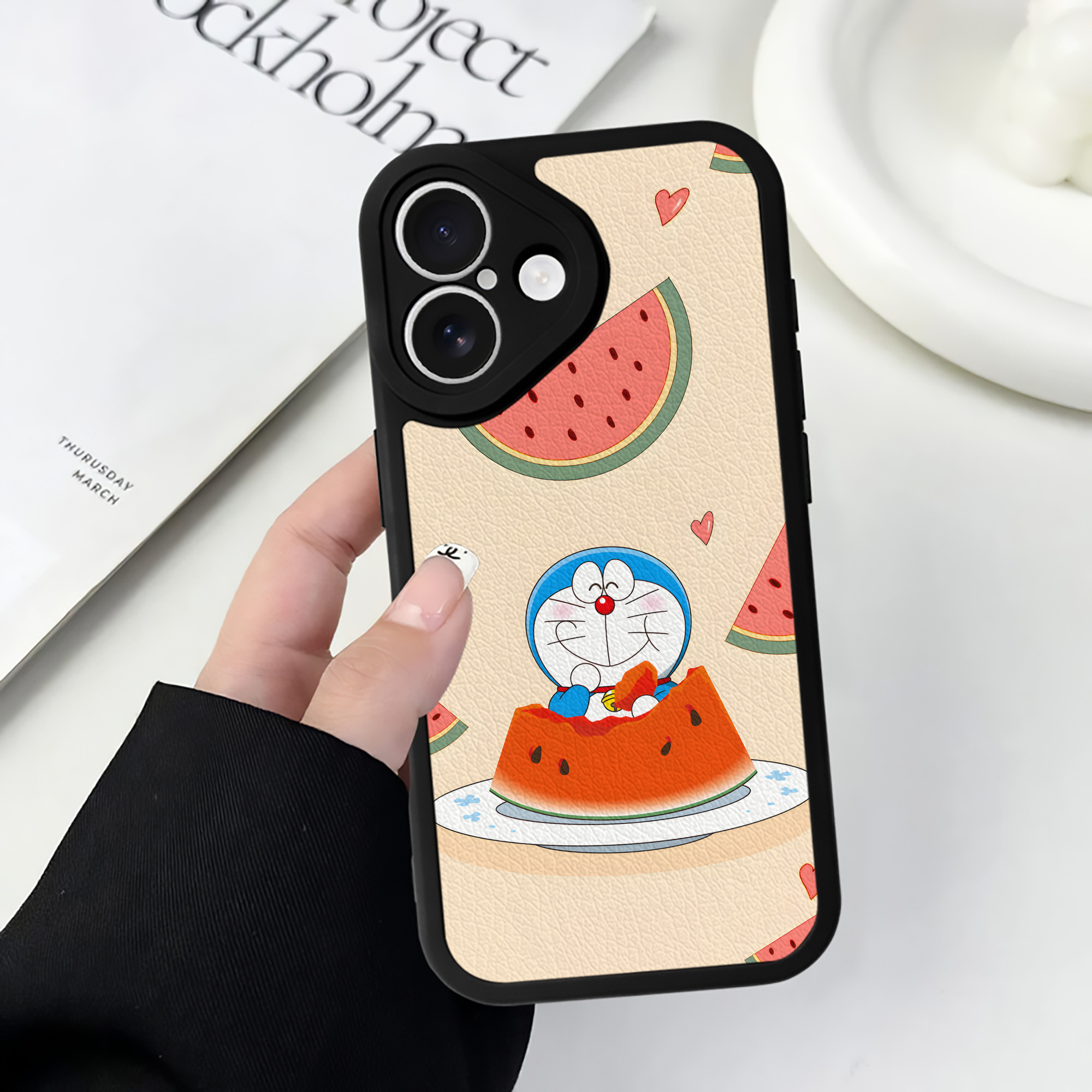 （画像用） ドラえもん Doraemon 【iPhone 16シリーズ対応】シリコンスマホケース（レザー調） 材質：シリコン